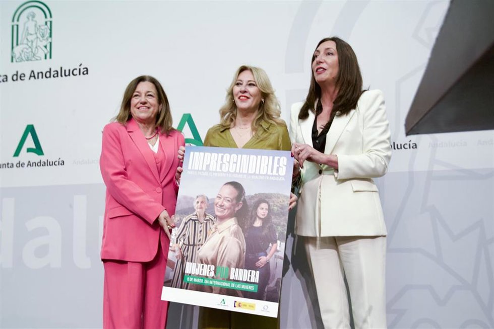 La consejera de Economía, CarolinaEspaña (c); la consejera de Desarrollo Educativo, María del Carmen Castillo (i); y la consejera de Inclusión Social, Loles López (d), presentando la campaña de la Junta para este 8M.