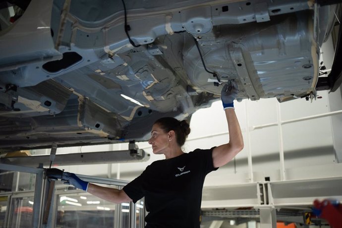 Archivo - Arxiu - Una empleada treballa en la cadena producció de la fàbrica de Seat a Martorell (Catalunya)