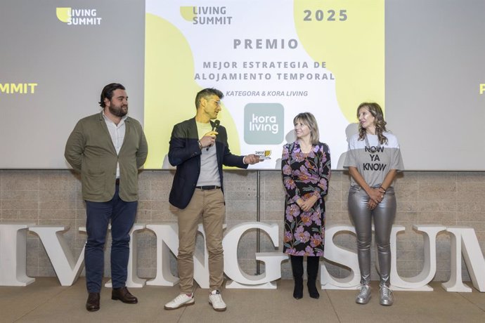 Entrega Premio Living Summit a la compañia vasca Kora Living
