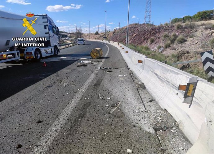 Daños provocados por el siniestro tras caer la carga del camión a la calzada