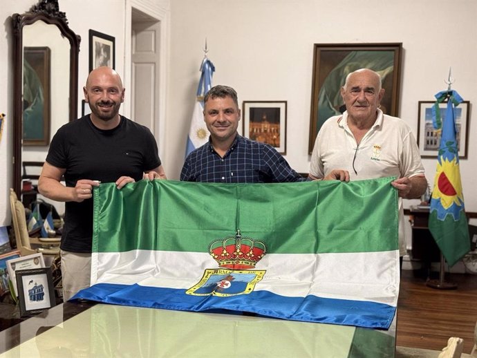 El alcalde de Laredo, Miguel González, con su homólogo de San Andrés de Giles (Argentina), Miguel Ángel Gesualdi, y el secretario de su Gobierno, Bautista Castaños.