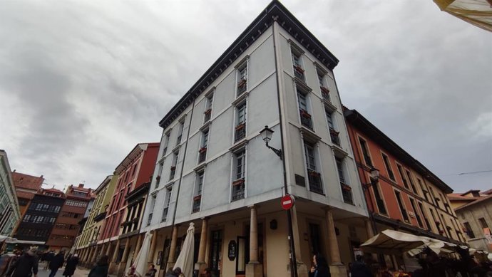 Archivo - Edificio de viviendas en la plaza de El Fontán, en el Oviedo antiguo.