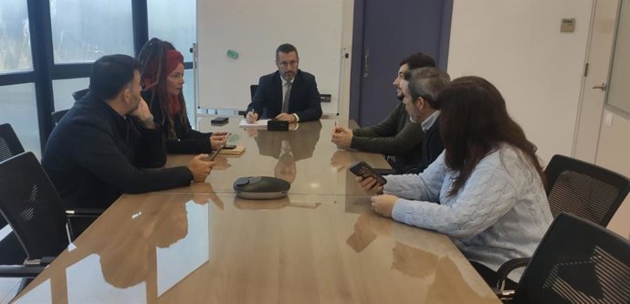 El alcalde de La Línea de la Concepción (Cádiz), Juan Franco, en una reunión urgente por el desbordamiento de un arroyo en el Zabal