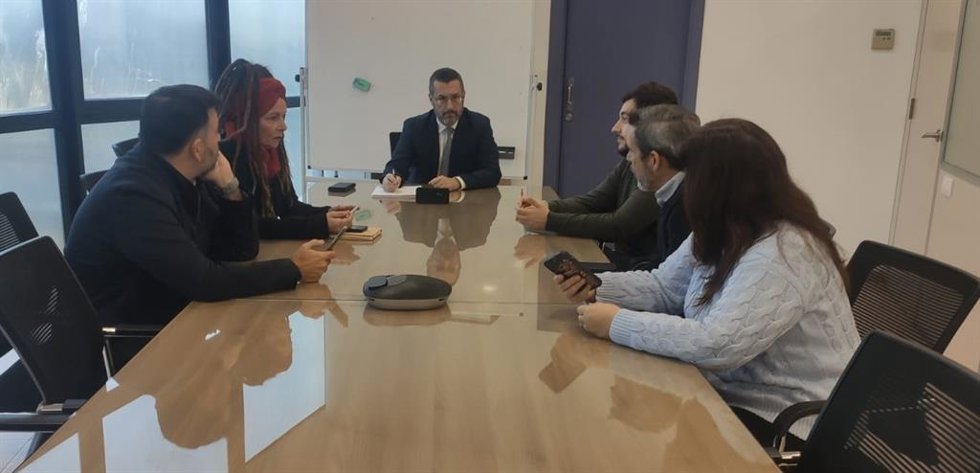 El alcalde de La Línea de la Concepción (Cádiz), Juan Franco, en una reunión urgente por el desbordamiento de un arroyo en el Zabal