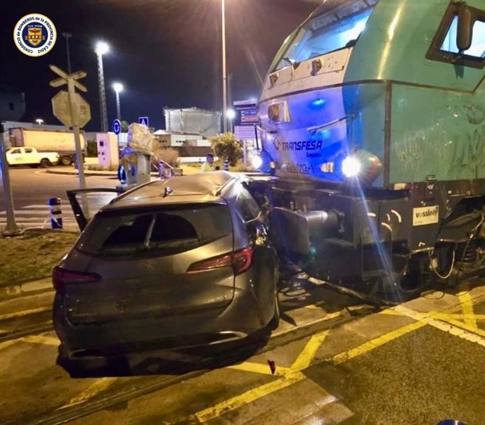Veículo envolvido em um acidente no porto de Algeciras após ser atropelado por um trem de mercadorias.
