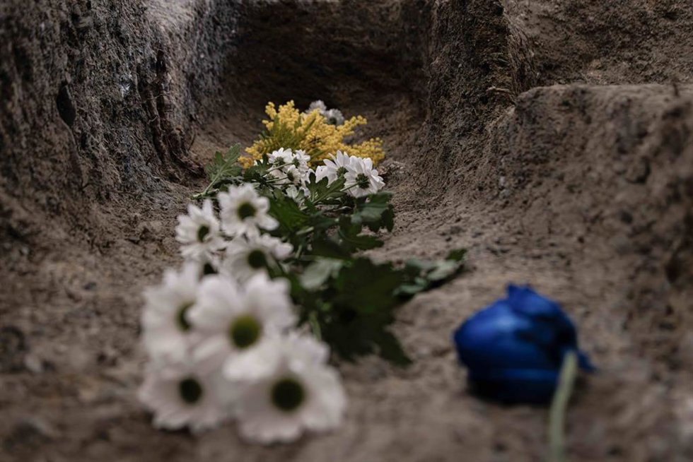 Flores en una de las fosas comunes del Barranco de Víznar