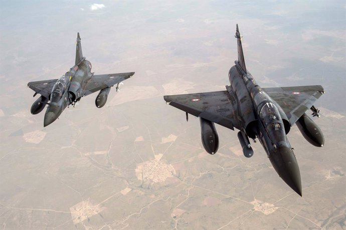 Archivo - 8 de abril de 2016 - Iraque, Iraque - Aviões de combate Mirage 2000D da Força Aérea Francesa voam em formação enquanto se preparam para reabastecer durante missões contra o Estado Islâmico em 8 de abril de 2016 sobre o Iraque.