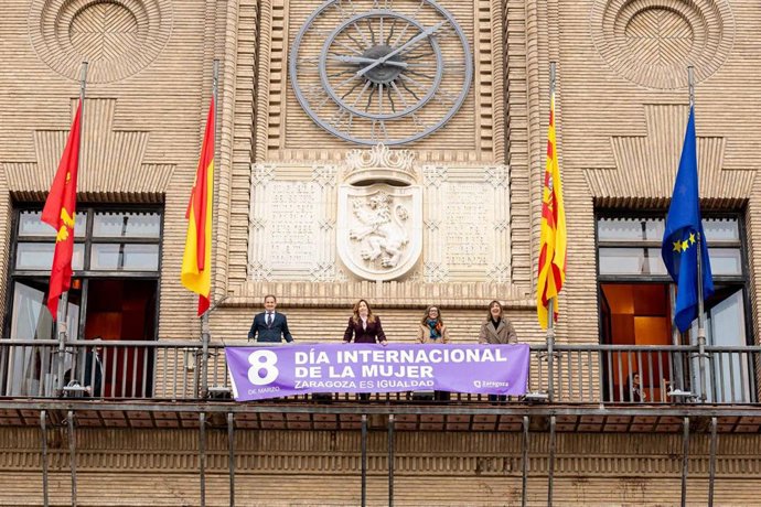 El Ayuntamiento de Zaragoza coloca en el balcón consistorial la pancarta Zaragoza es Igualdad para sumarse a la celebración del Día Internacional de la Mujer este 8 de marzo e iluminará de color morado las principales fuentes de la ciudad.