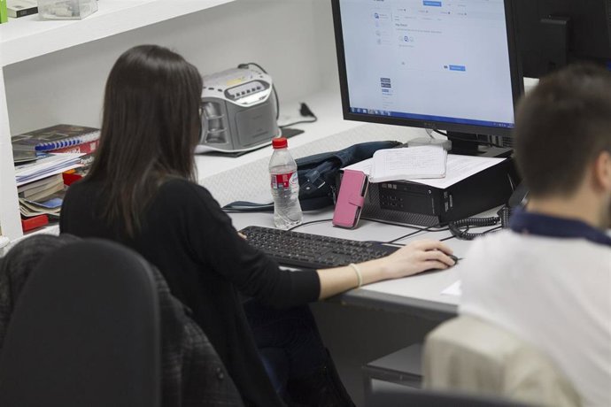 Archivo - Mujer trabajando.