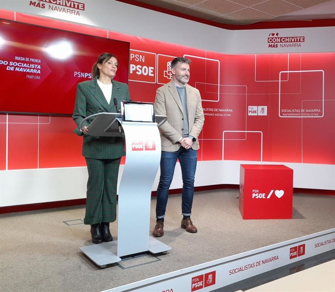 Archivo - La portavoz del grupo municipal del PSN en el Ayuntamiento de Pamplona, Marina Curiel, junto al concejal socialista Eloy del Pozo