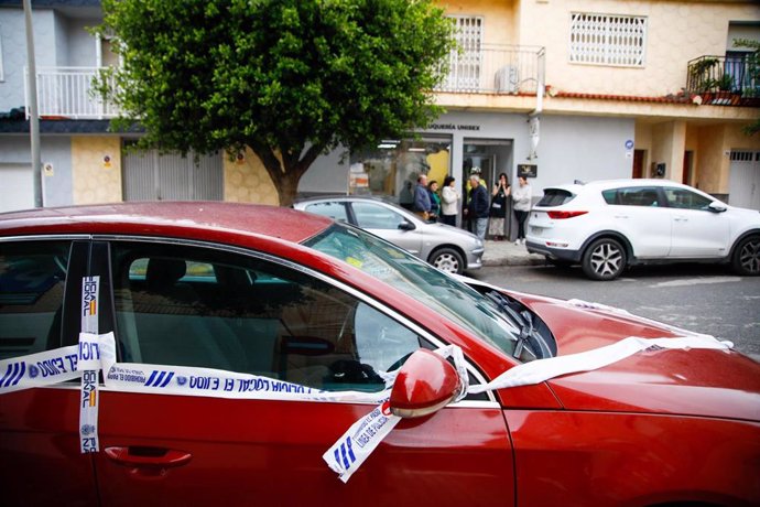 Vehículo precintado en la zona donde se ha producido la muerte de dos hombres a tiros en La Loma de la Mezquita, en El Ejido (Almería).