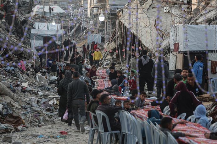 Palestinos durante el mes de Ramadán en el campamento de refugiados de Yabalia, en el norte de la Franja de Gaza, en medio del alto el fuego entre Israel y Hamás (archivo)