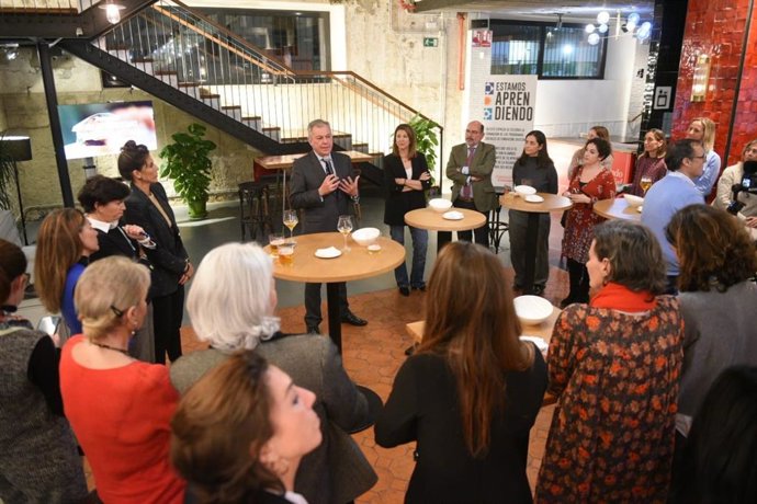 El alcalde de Sevilla, José Luis Sanz, refuerza su compromiso con la igualdad en el deporte en un encuentro con mujeres referentes en ese ámbito celebrado en la Fundación Cruzcampo.