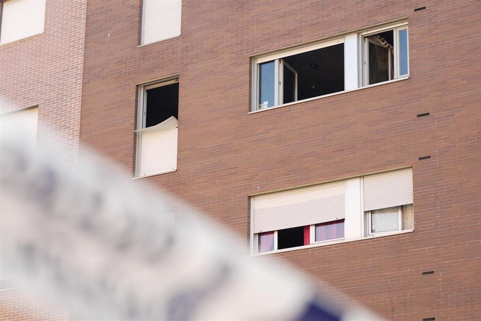 Archivo - Una cinta policial bordea un edificio donde se encontró el cadáver de una mujer.
