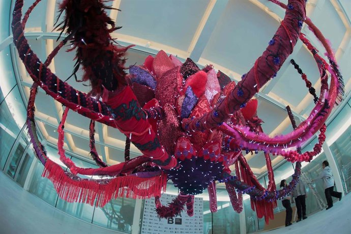 La obra con la que la artista Joana Vasconcelos inauguró la Central Artística de Bueño llega al Palacio de Liria.