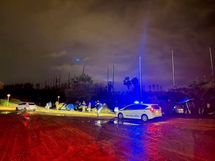 Trasladan a un hotel a migrantes acampados ante el CETI de Melilla.