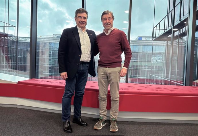 Archivo - De izquierda a derecha: el consejero delegado de Vodafone España, José Miguel García, y el fundador de Sercom, Javier Mora.