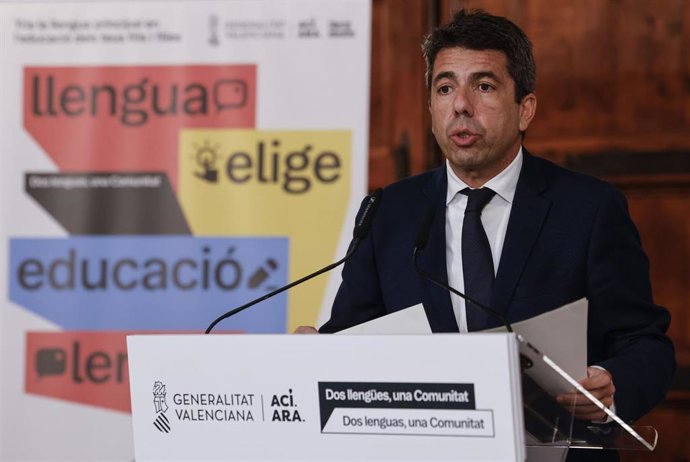El presidente de la Generalitat valenciana, Carlos Mazón, interviene durante la presentación de la campaña sobre la elección de la lengua base en los centros educativos (archivo)