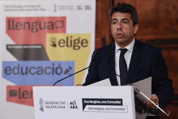 El president de la Generalitat valenciana, Carlos Mazón, intervé durant la presentació de la campanya sobre l'elecció de la llengua base en els centres educatius (arxiu)