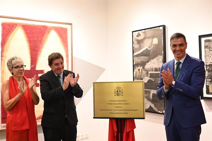 Archivo - El director del Instituto Cervantes, Luis García Montero (i), y el presidente del Gobierno, Pedro Sánchez (d), descubren una placa en el acto de inauguración del Instituto Cervantes de Shanghái, a 10 de septiembre de 2024, en Shanghái (China).