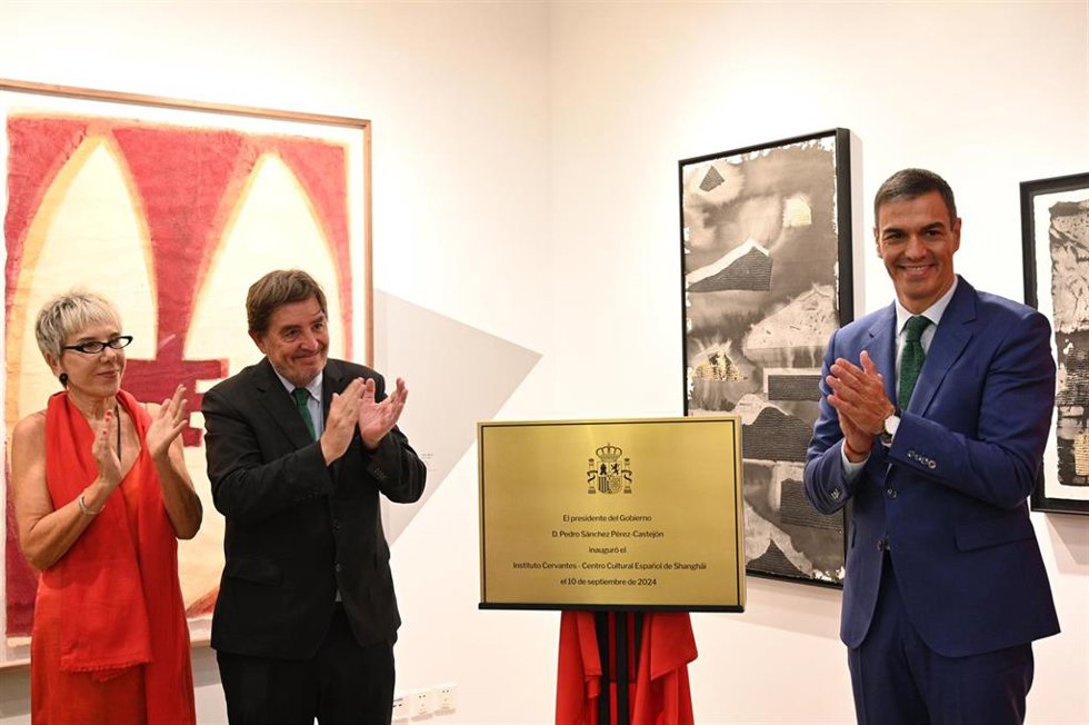 Archivo - El director del Instituto Cervantes, Luis García Montero (i), y el presidente del Gobierno, Pedro Sánchez (d), descubren una placa en el acto de inauguración del Instituto Cervantes de Shanghái, a 10 de septiembre de 2024, en Shanghái (China).