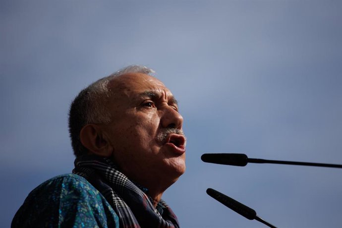 Archivo - El secretario general de UGT, Pepe Álvarez, interviene en una movilización convocada por CCOO y UGT desde la Plaza de Mayor, a 3 de noviembre de 2022, en Madrid (España). CCOO y UGT movilizan a delegaciones y trabajadores de todo el país para ex