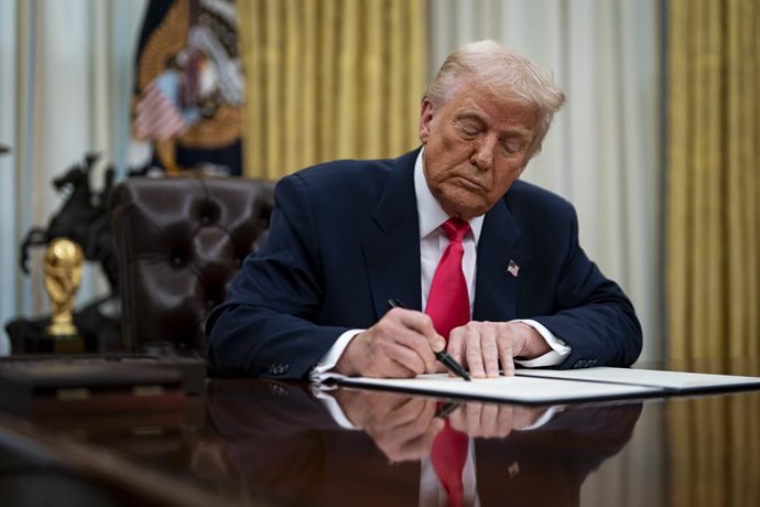 6 de março de 2025, Washington, Distrito de Columbia, EUA: O presidente dos Estados Unidos, Donald Trump, assina uma ordem executiva no Salão Oval da Casa Branca em Washington, DC, EUA, na quinta-feira, 6 de março de 2025. Trump está assinando ordens para