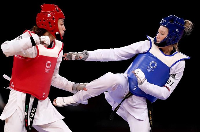 Archivo - La taekwondista Jade Jones compite ante Kimia Alizadeh Zonoozi, en Tokyo 2020. 