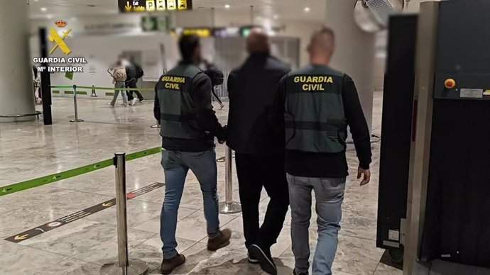 Tres detenidos por robar joyas y dinero en domicilios de Agost (Alicante) y la Milla de Oro en Madrid.