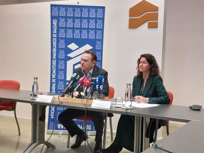 El presidente de la Asociación de Promotores Inmobiliarios de Baleares (Proinba), Óscar Carreras, y la vicepresidenta de comunicación de la Asociación, Alejandra Marqués, en rueda de prensa