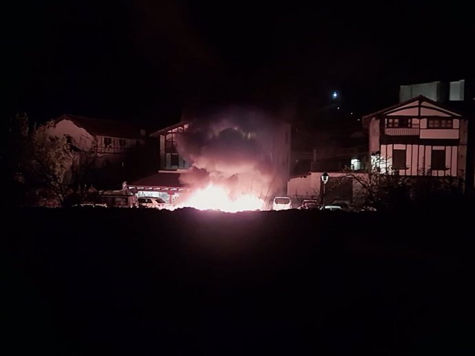 Cinco coches quemados y otros cinco afectados en un incendio en Lesaka.