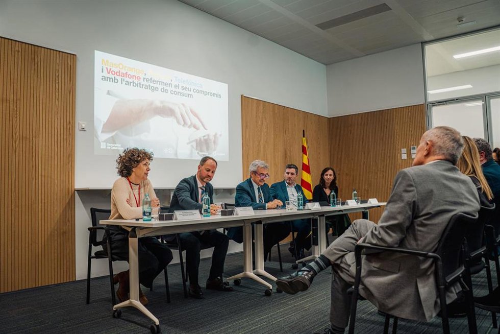 Reunión entre la Agncia Catalana del Consum y operadoras de telefonía