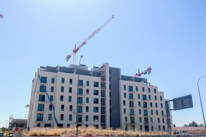 Archivo - Viviendas en construcción, a 10 de septiembre de 2024, en Madrid (España). 