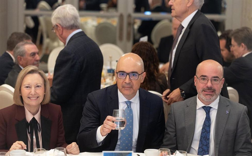 (I-D) La secretaria de Estado de Defensa, Amparo Valcarce, el presidente de Airbus, Francisco Javier Sánchez Segura, y el delegado del Gobierno en la Comunidad de Madrid, Francisco Martín, durante un desayuno informativo de Nueva Economía Forum, en el H