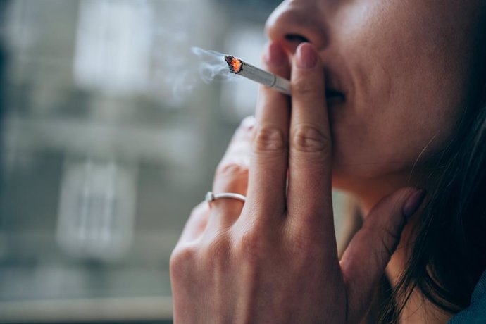 Archivo - Imagen de archivo de una mujer fumando.