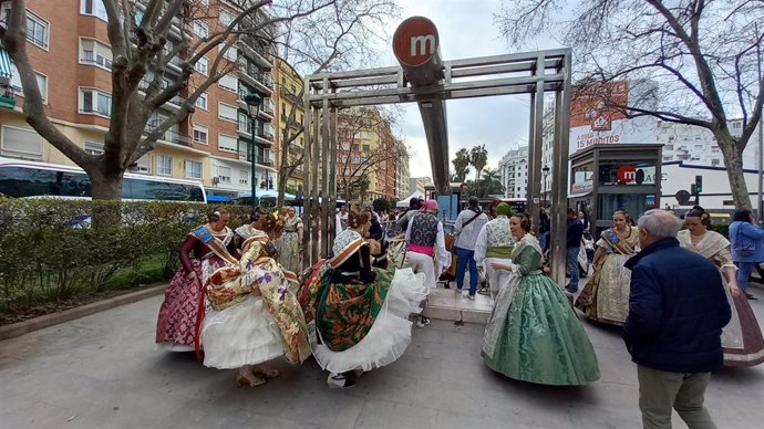 Imagen de falleras y falleros accediendo a una estación de Metrovalencia.