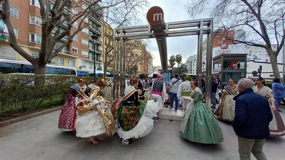 Imagen de falleras y falleros accediendo a una estación de Metrovalencia.