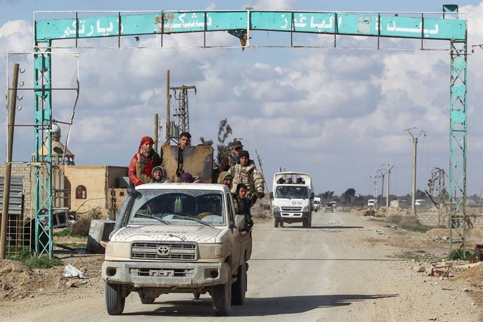 Archivo - Arquivo - Combatentes das Forças Democráticas da Síria (SDF) perto de Baghuz, no leste da Síria (arquivo)