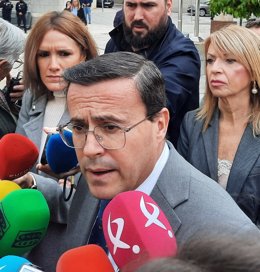 El secretario general del PSOE de Extremadura, Miguel Ángel Gallardo, atiende a los medios en Mérida