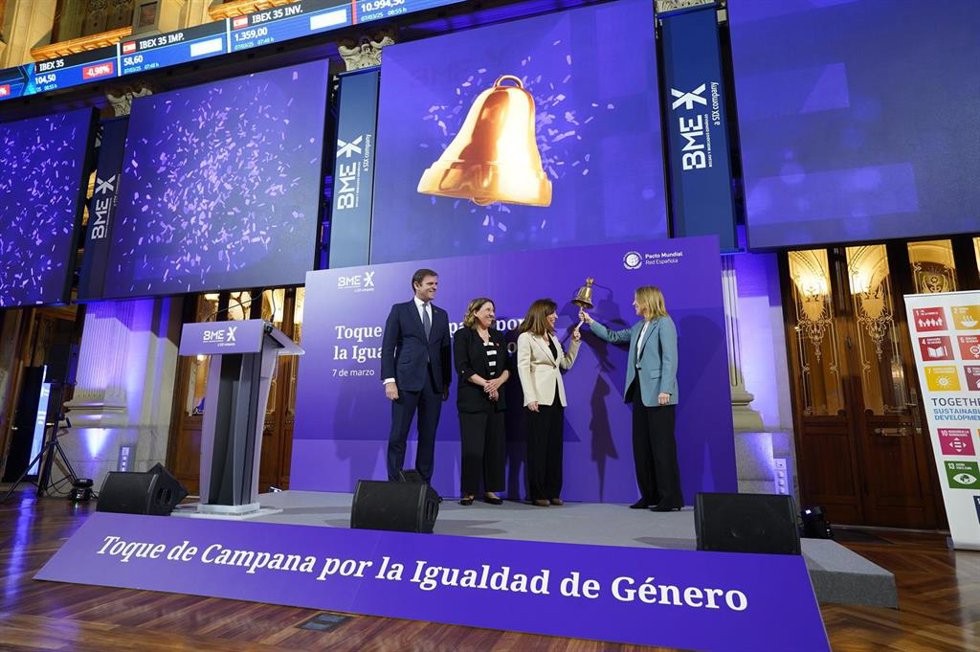 Toque de campana por la Igualdad de Género en el Palacio de la Bolsa Madrid, a 7 de marzo de 2025.