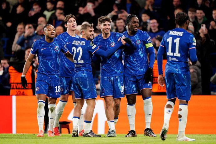 Archivo - 19 December 2024, United Kingdom, London: Chelsea's Kiernan Dewsbury-Hall (3rd R) celebrates scoring his side's third goal with teammates during the UEFA Europa Conference League soccer match between Chelsea and Shamrock Rovers at Stamford Bridg
