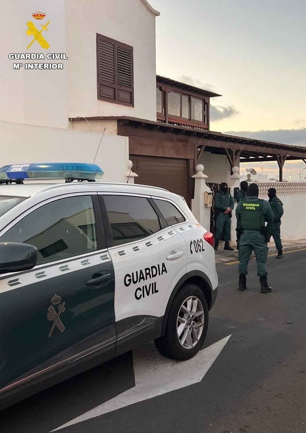 Agentes de la Guardia Civil en el operativo de entrada y registro en un domicilio de Lanzarote
