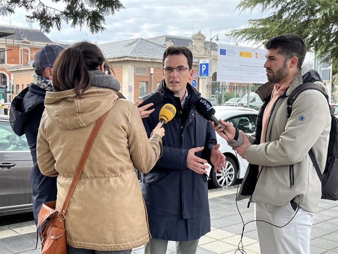 El Grupo Socialista ve compatible simultanear la construcción de la nueva estación de autobuses y la de trenes. En la foto, Pedro Herrero atiende a los medios de comunicación.