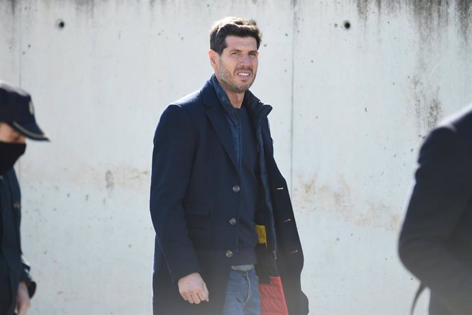 O ex-diretor esportivo da seleção masculina de futebol, Albert Luque, ao sair do julgamento do "caso Rubiales", no Tribunal Nacional de San Fernando de Henares, em 6 de fevereiro de 2025, em San Fernando de Henares, Madri (Espanha).  Hoje ele testemunhou