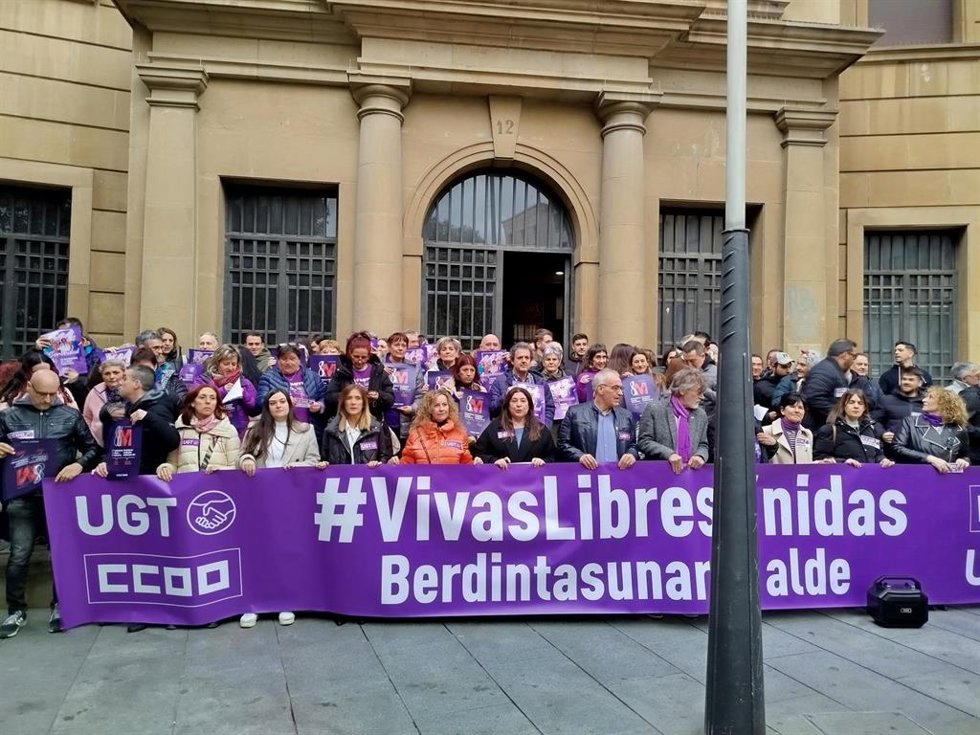 Concentración convocada por UGT y CCOO en Pamplona con motivo del 8M