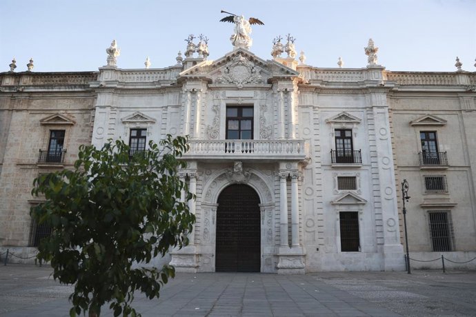 Archivo - Fachada del edificio del Rectorado de la Universidad de Sevilla. A 1 de agosto de 2024, en Sevilla (Andalucía, España). Fachada principal del edificio del Rectorado de la Universidad de Sevilla, en El Prado de San Sebastián.