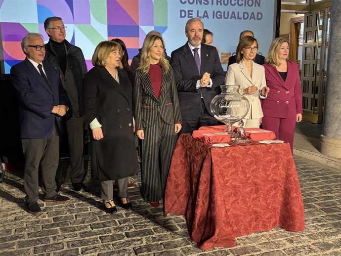 El presidente del Gobierno de Aragón, Jorge Azcón; la vicepresidenta, Mar Vaquero, y los consejeros, en una foto de familia con motivo del 8M.