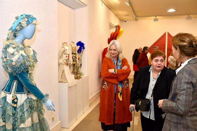 La delegada de la Junta de Andalucía en Cádiz, Mercedes Colombo, en una visita a la exposición 'Pepi Mayo, leyenda de la costura del carnaval' en el Museo de Cádiz.