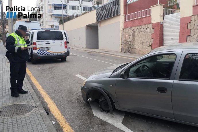 Denunciado un hombre que conducía un coche sin un neumático
