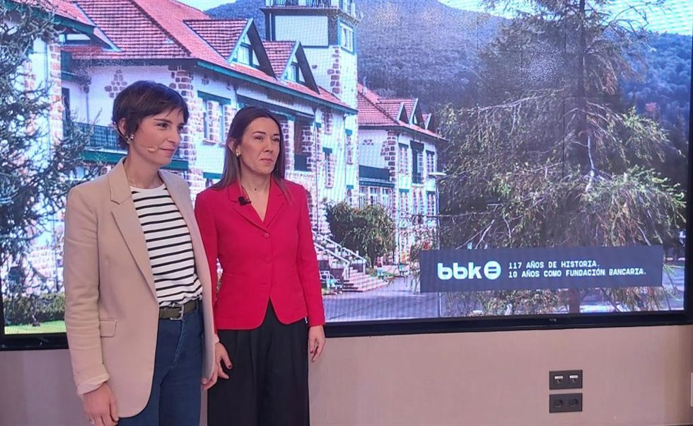 La directora de Obra Social de BBK, Nora Sarasola, y la responsable del Área de Medio Ambiente de BBK, Ainhoa Elortegi, en la presentación del proyecto de las obras de mejora de eficiencia energética en el centro de Urdaibai